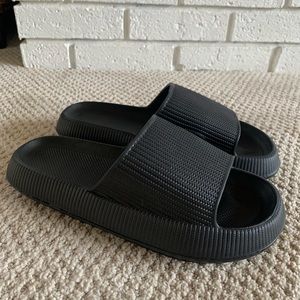 Original Cloud Slides. Never worn!